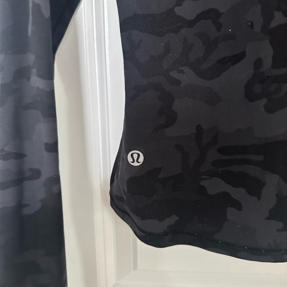 LULULEMON CROPPED LONG SLEEVE CAMO